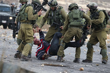 soldados israelíes detienen a un manifestante palestino La ONU acusa a la ocupación del brote de violencia en Palestina